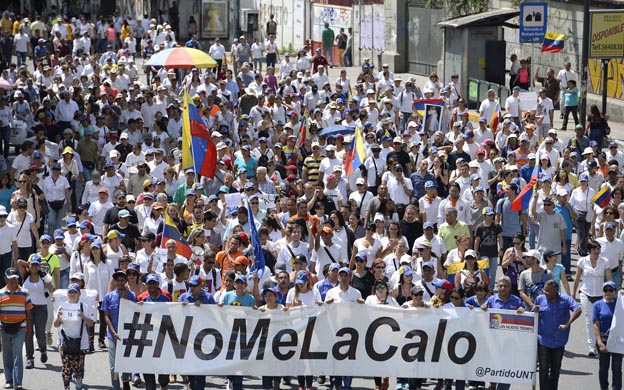 Con pancantas y ollas para cacerolear salieron los caraqueu00f1os a las calles para exigir al Poder Electoral que establezca la fecha del u00faltimo paso previo a la convocatoria de un referendo revocatorio. (Foto: Agencias)