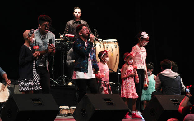 Revu00e9s u00c9pico hizo gala de su repertorio musical. (Fotos: Josu00e9 Nava)