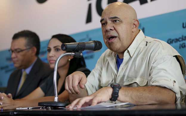 Jesu00fas "Chu00fao" Torrealba ofreciu00f3 una rueda de prensa para dar detalles de la reuniu00f3n que mantuvo ayer la MUD. (Foto: Cortesu00eda)