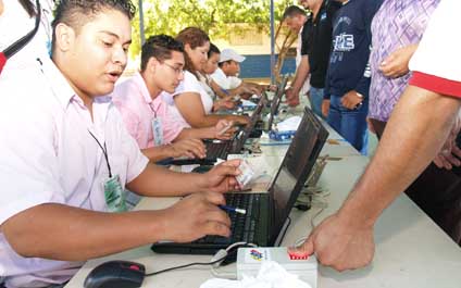 Los firmantes tendru00e1n que colocar en la captahuella sus dos u00edndices y sus dos pulgares. (Foto: Archivo)