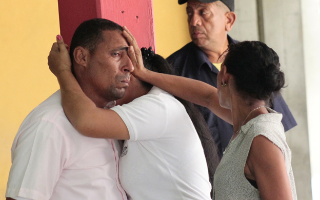 Los familiares se consolaban mutuamente en la morgue del hospital. (Foto: Josu00e9 Gil)
