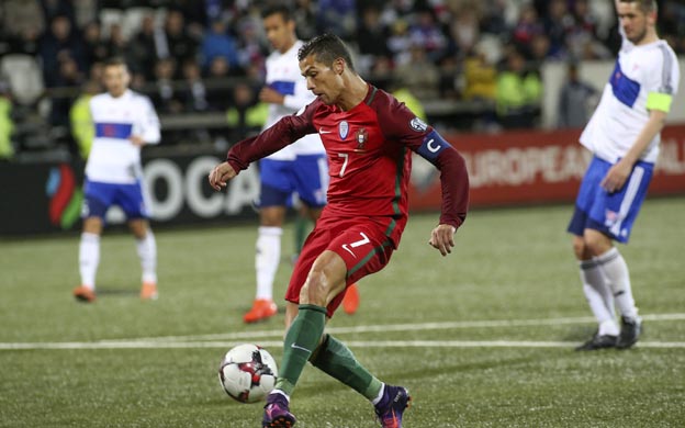 Cristiano Ronaldo marcu00f3 el cuarto gol en el triunfo de Portugal ante Islas Feroe. (Foto: EFE)