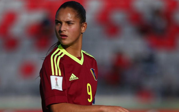 Deyna Castellanos desafu00eda a sus rivales con el gol ante Cameru00fan desde la media cancha.