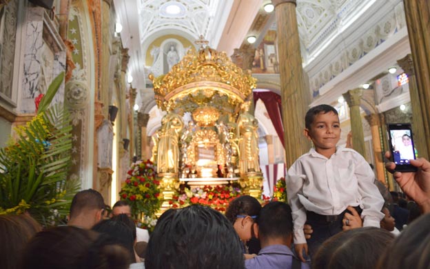 La Basu00edlica de La Chinita estuvo colmada de visitantes y devotos este jueves 17 de noviembre. (Fotos: Maru00eda Fuenmayor)