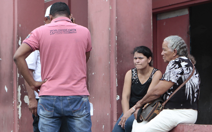 Archivo) La familia llegu00f3 a retirar el cuerpo en la morgue forense. Lamentaron la muerte de Nelly. (Foto: Josu00e9 Nava)