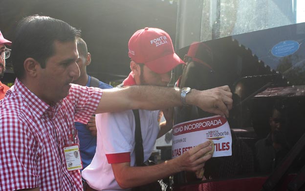 Los estudiantes pueden seguir pagando con billetes de 100 bolu00edvares.u00a0(Foto: Maru00eda Fuenmayor)