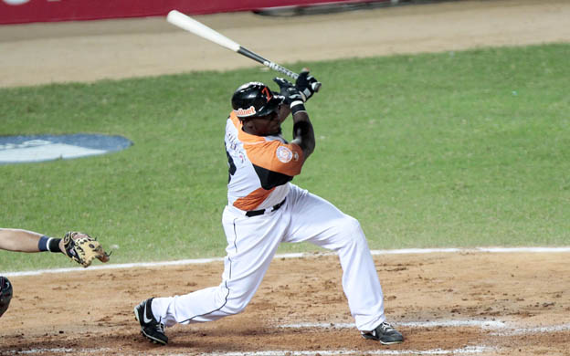 Trayvon Robinson sonu00f3 el indiscutible que concluyu00f3 el juego con las dos anotaciones decisivas. (Foto: Ivu00e1n Lugo)