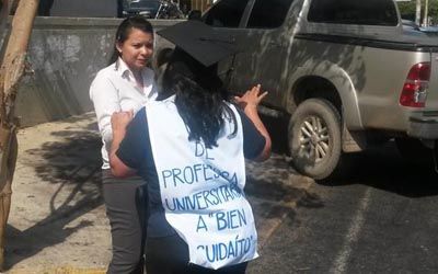 Profesores universitarios ganan más vigilando carros