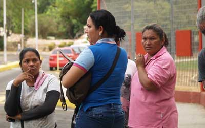 Tirotean a cliente frente a banco para robarle el dinero