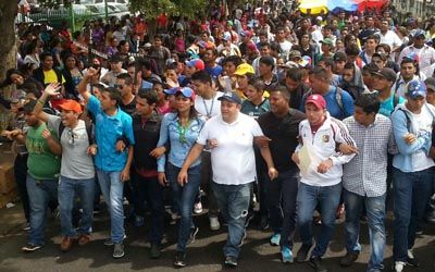 Estudiantes marchan contra la inseguridad