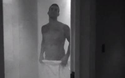 Adam Levine se desnuda en el nuevo video de Maroon 5