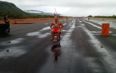 Pemones trancan pista del aeropuerto Canaima contra la minería ilegal