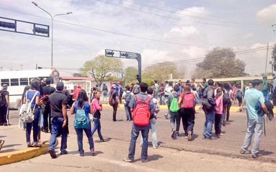 Manifestantes cierran el paso por la URBE