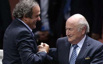 Platini aplaude la renuncia de Blatter