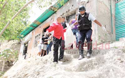Machetean a la Barbie por celos