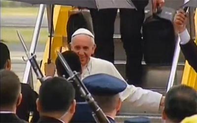 Papa Francisco arribó a Paraguay