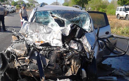 Tres muertos en choque entre dos carros en Los Puertos