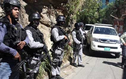 “Tumbaron puertas” y sacaron a las familias en ropa interior