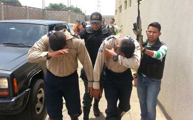 Estos son los u00faltimos oficiales de la Policu00eda Nacional Bolivariana que detuvo el Gaes mientras cobraban una extorsiu00f3n. (Foto: Archivo)