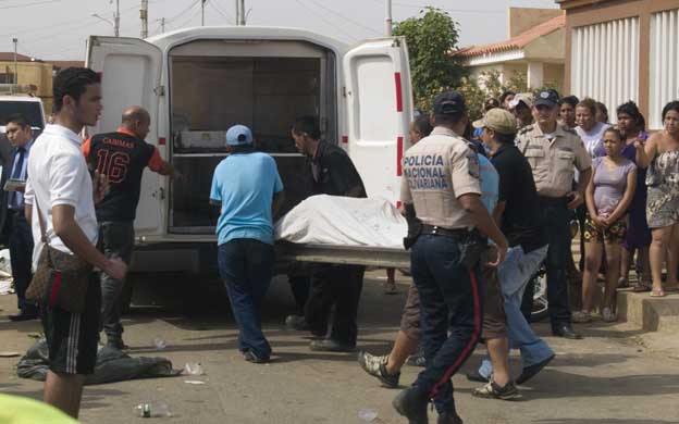 Denuncian que militares cobran para dejar pasar donativos a Las Tejerías