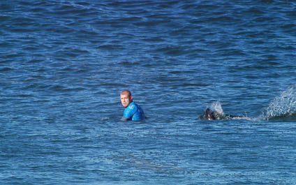 Campeón de surf se salva de ataque de tiburón