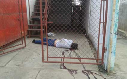 Lo degüellan en el garaje de su casa