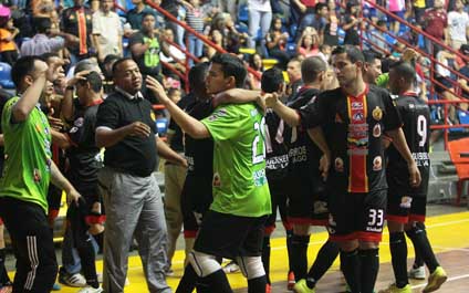 Guerreros mantiene la punta con goleada sobre Vikingos