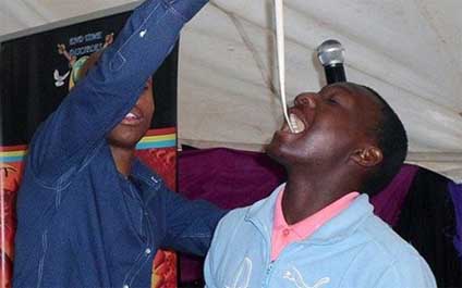 Pastor hacía a sus feligreses comer serpientes