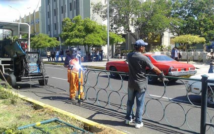 Inician reparación de las barandas de la avenida Libertador 