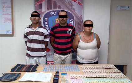Detienen a tres personas vendiendo puestos en una cola