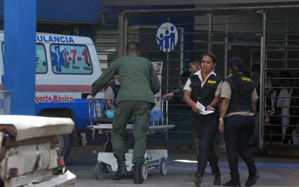 Policía mata a dos compradores en la cola de un supermercado