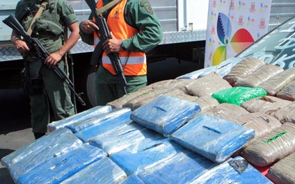 Detienen a una familia con cinco kilos de droga