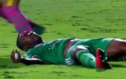 Jugador cae de cabeza y podría quedar cuadrapléjico