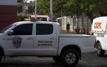 La Policía científica allana  la casa del asesino de Zenaida
