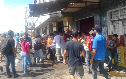Un muerto y 60 detenidos por saqueos en San Félix