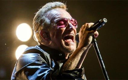 U2 agradece a los Clinton por sus labores de paz