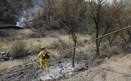 Bomberos siguen luchando contra incendios en California