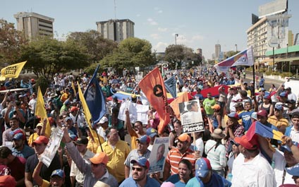 MUD pide a los opositores a salir mañana a la calle