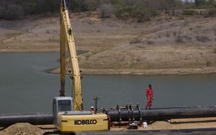 Instalan las bombas para el trasvase Manuelote-Tulé