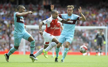 Arsenal se estrella en su estreno