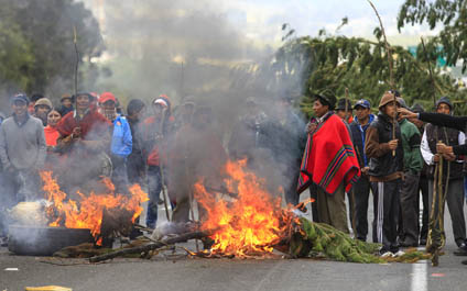 Inicia huelga nacional en Ecuador con vías bloqueadas