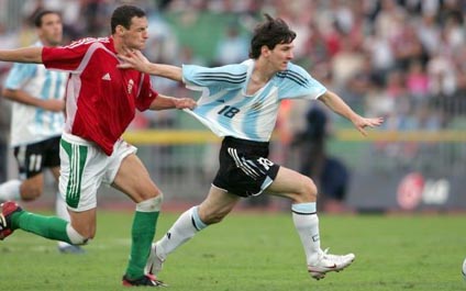 Messi cumple una década de su debut con la grande