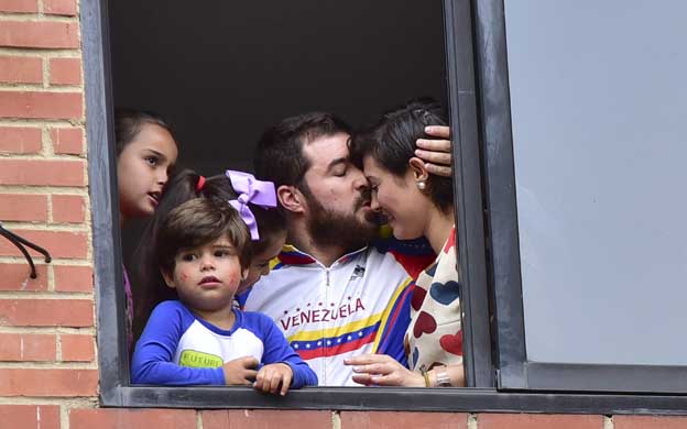 Mexicano destruye televisor tras eliminación de su selección