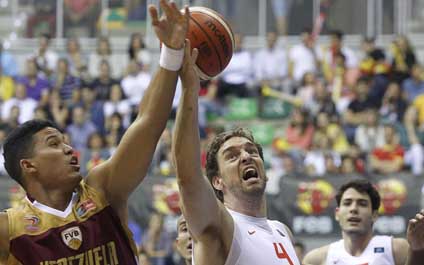 España vence a Venezuela 82-80 en el último segundo
