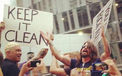 Foo Fighters ‘trolea’ a una iglesia homofóbica