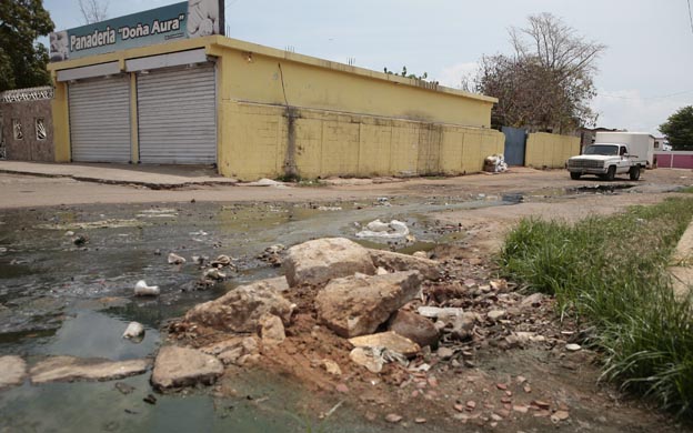 Venezuela retira contenedores del puente de Tienditas