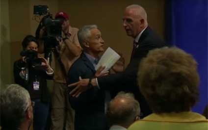 Donald Trump echa a Jorge Ramos de una rueda de prensa