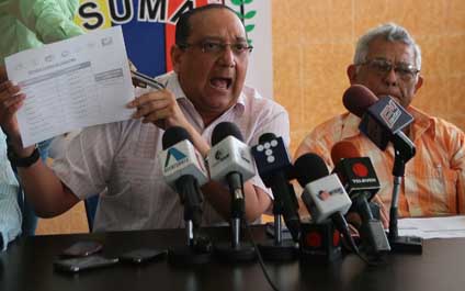 Maestros protestan y exigen pago al Gobierno