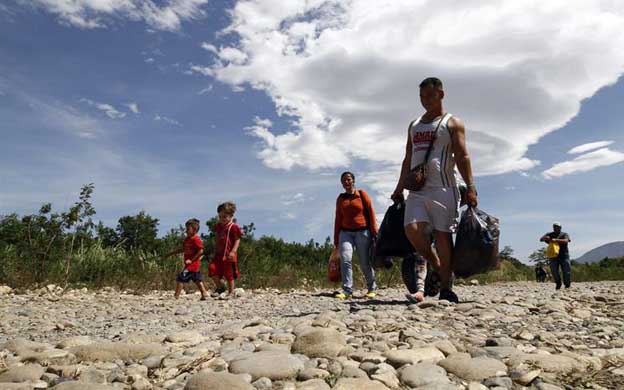 Migrantes se instalan de forma irregular en río al sur de México