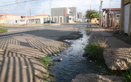 Las aguas negras inundan la urbanización América 